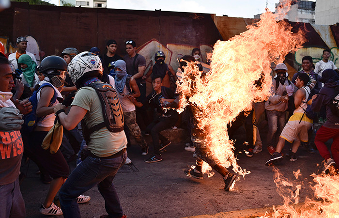 Prenden fuego a hombre en protesta en Venezuela. Foto: AFP