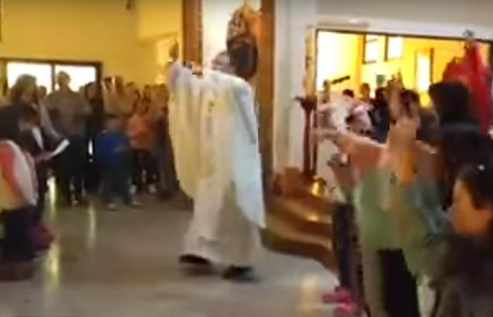 YouTube: Cura canta y baila su propia versión de 'Despacito' en misa