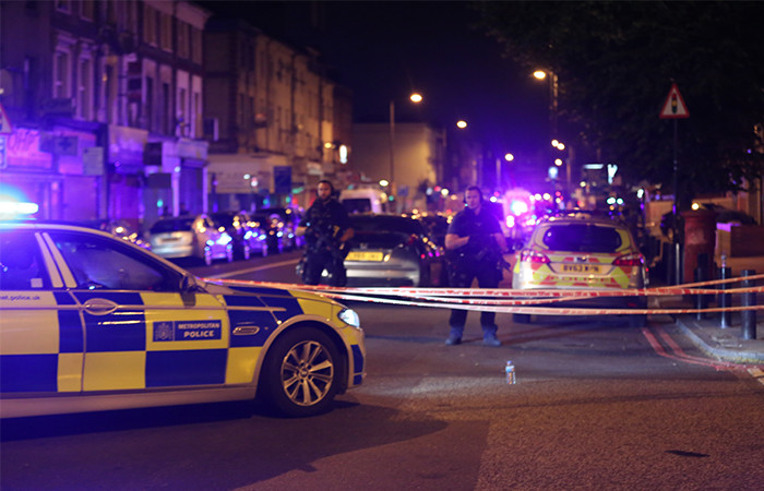 Un vehículo arrolla a varios peatones delante de una mezquita en Londres. Foto: AFP
