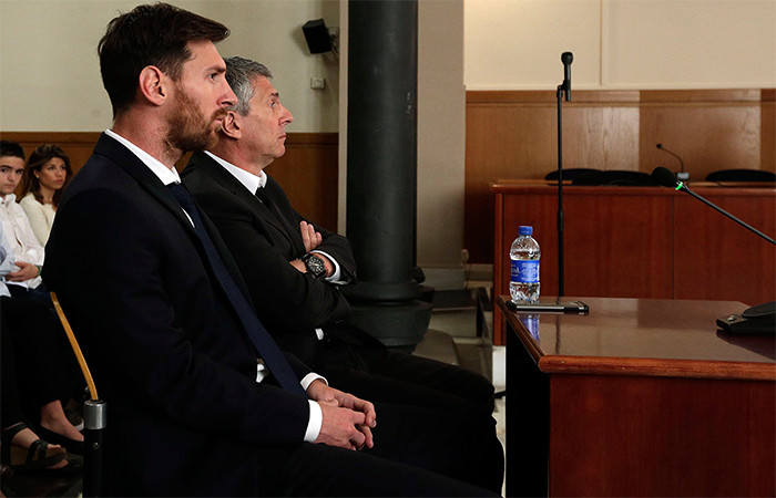 Messi y su padre en audiencia. Foto: AFP