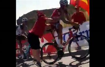 Vuelta a España: Maxim Belkov empujado por un fanático en pleno recorrido 