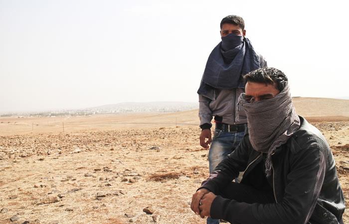 Dos combatientes de las YPG (Unidades de Protección Popular, las milicias de autodefensa kurdas). Foto: AFP
