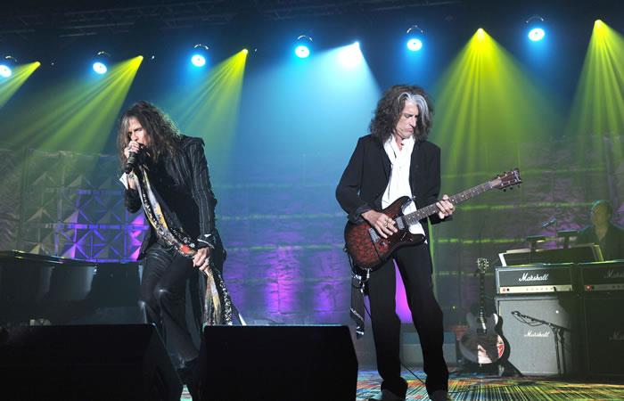 Steven Tyler y Joe Perry de Aerosmith actuando en el Salón de la Fama. Foto: AFP