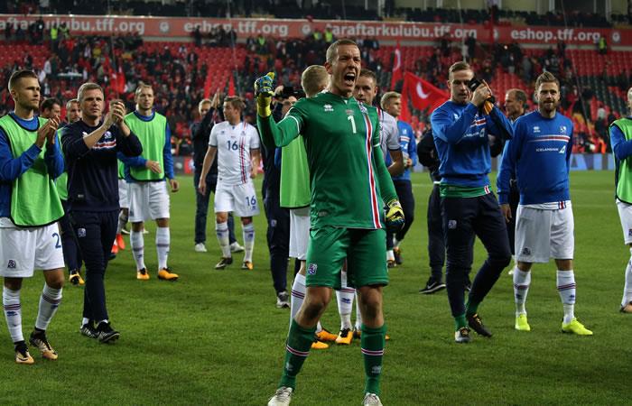 Los jugadores de Islandia liderados por el portero Hannes Halldorsson (C) celebran ante Turquía. Foto: AFP