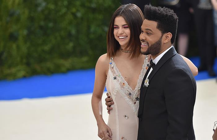Selena Gomez y The Weeknd en la gala del Met 2017. Foto: AFP