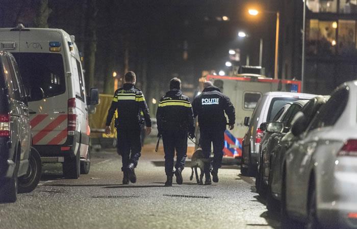 Policías patrullan un carril cerrado después de un tiroteo en la Grote Wittenburgstraat en Amsterdam. Foto: AFP
