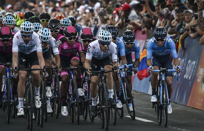 Los ciclistas compiten durante la carrera ciclista Colombia Oro y Paz 2.1. Foto: AFP