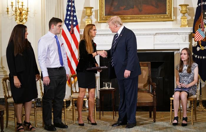 El presidente de los Estados Unidos, Donald Trump, saluda a Julia Cordover, presidenta del cuerpo estudiantil de Parkland. Foto: AFP