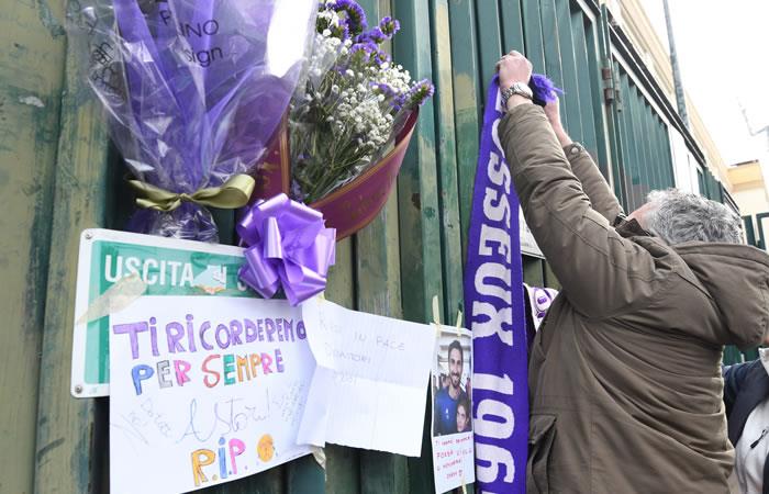 Los fanáticos del fútbol cuelgan bufandas y homenajes al fallecido capitán de la Fiorentina, Davide Astori, en la valla del estadio de la Fiorentina. Foto: AFP