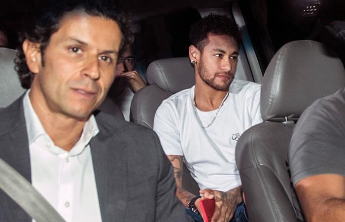 La superestrella brasileña Neymar (R) aparece junto a su médico Rodrigo Lasmar (L), a su llegada a Belo Horizonte. Foto: AFP