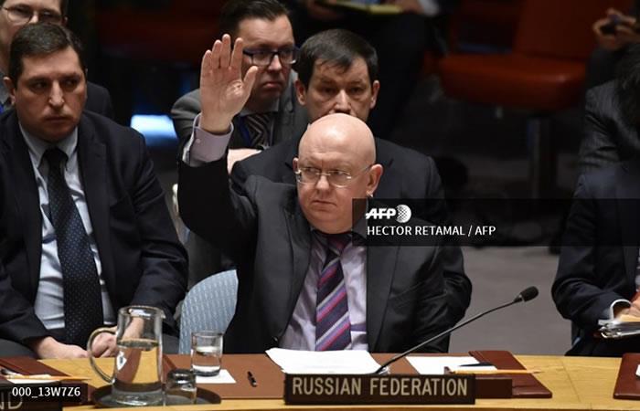 El embajador de Rusia en las Naciones Unidas Vassily Nebenzia vota contra la resolución de Estados Unidos. Foto: AFP