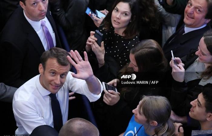 El presidente francés, Emmanuel Macron, es recibido por estudiantes de la Universidad Georges Washington. Foto: AFP