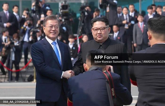 El presidente surcoreano Moon Jae-in (L) y el líder norcoreano Kim Jong-un (R) se dan la mano en el incio de la cumbre. Foto: AFP