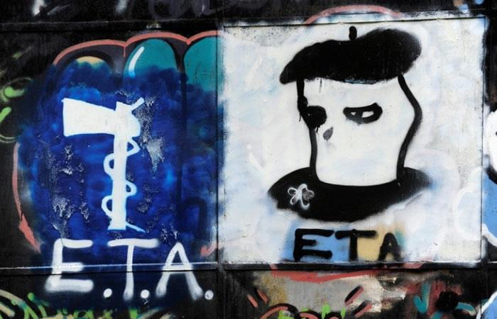Unas pintadas del logotipo y de un miembro de ETA. Foto: AFP