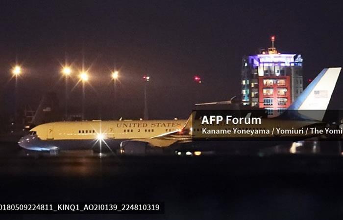 El avión del gobierno de los EE. UU. Al que tres estadounidenses fueron liberados de Corea del Norte y que aterrizó en la base aérea de Yokota en Tokio. Foto: AFP