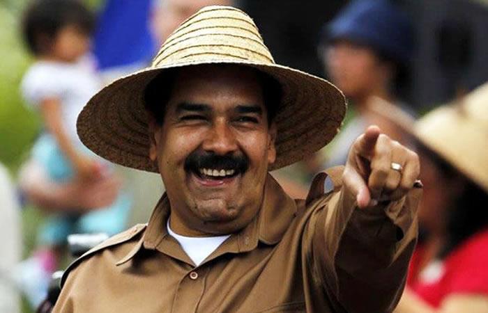 Video: ¿A quién saluda Maduro, a una multitud invisible?
