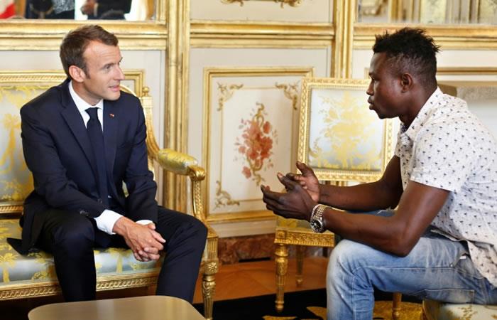 El presidente francés Emmanuel Macron (L) habla con Mamoudou Gassama. Foto: AFP
