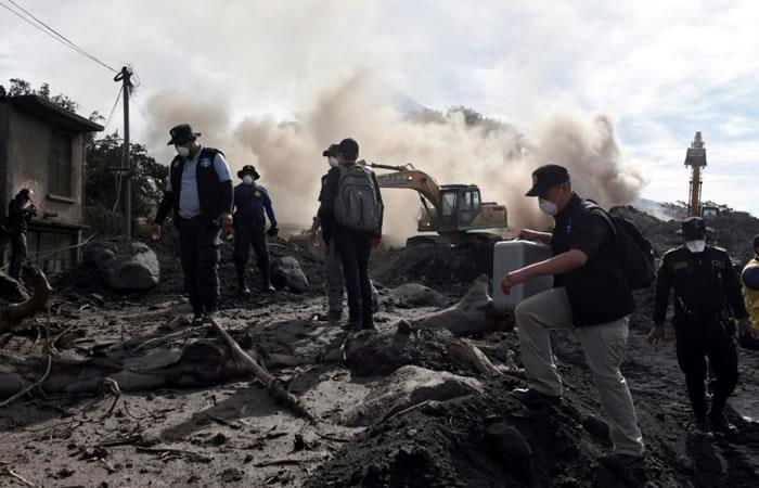 Búsqueda de víctimas de la erupción del volcán de Fuego en el pueblo guatemalteco de San Miguel Los Lotes. Foto: AFP