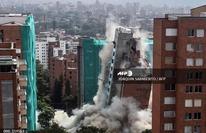 Un edificio en alto riesgo de colapso se demolió en Medellín. Foto: AFP