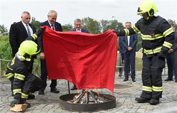 Presidente checo quema un gran calzón rojo para burlarse de los periodistas