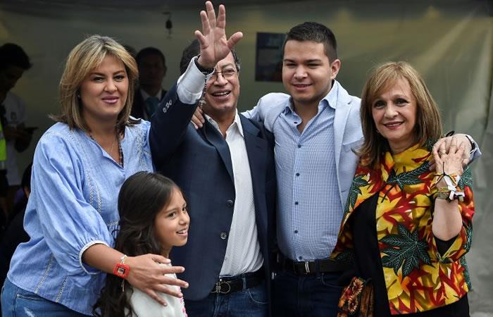 El candidato presidencial Gustavo Petro saluda junto a su familia después de emitir su voto. Foto: AFP