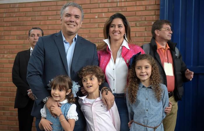 El candidato presidencial colombiano para el Partido Centro Democrático de Colombia, Ivan Duque posa con su esposa María Juliana Ruiz y sus hijos. Foto: AFP