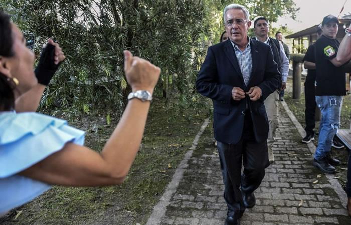 El ex presidente y senador Álvaro Uribe es felicitado por sus partidarios, después de que Iván Duque de su Partido Centro Democrático ganara la presidencia. Foto: AFP