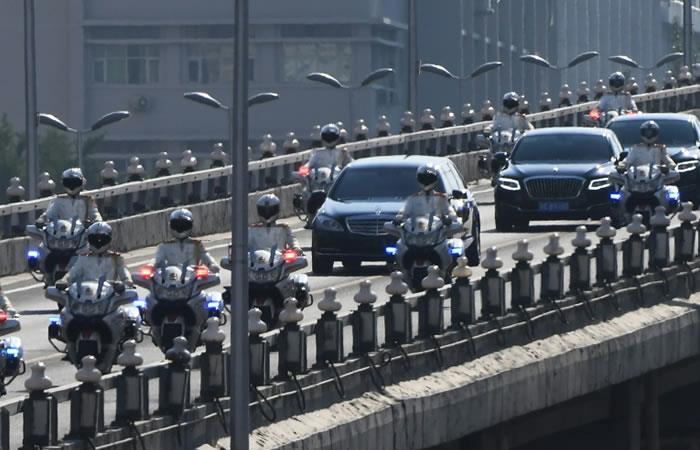 Comitiva de vehículos oficiales donde se supone que va el líder norcoreano, Kim Jong Un, en Pekín. Foto: AFP