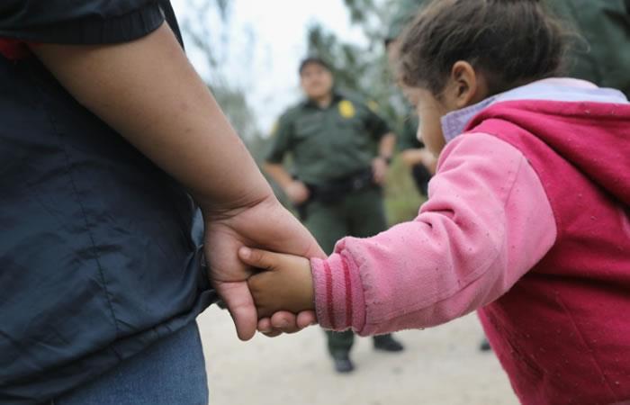 Agentes fronterizos arrestan a un adulto y un niño centroamericanos indocumentados en McAllen, Texas. Foto: AFP