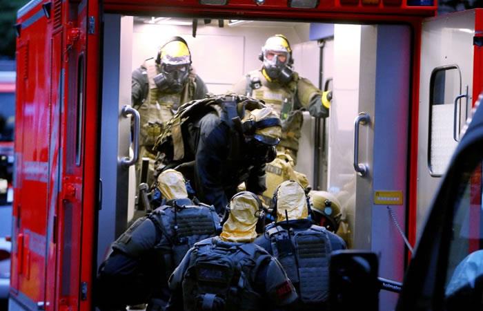 Policías con trajes protectores especiales participan en la operación de arresto de un hombre en cuyo apartamento se hallaron sustancias tóxicas. Foto: AFP