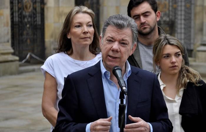 El presidente Juan Manuel Santos (C) pronuncia un discurso en compañía de su esposa María Clemencia Rodríguez (L) y sus hijos. Foto: AFP