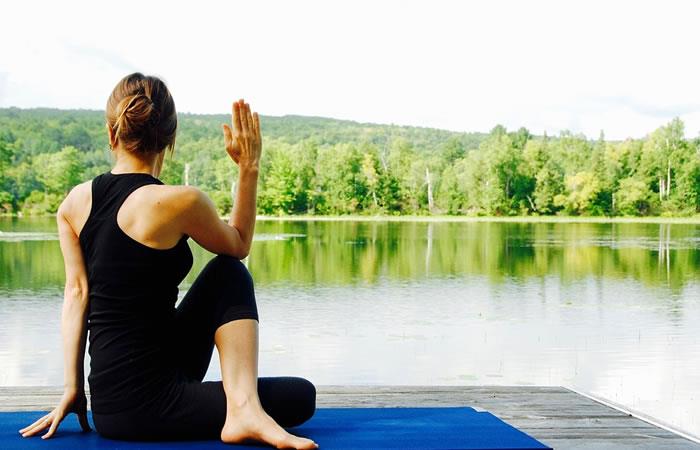 El yoga puede curar el dolor de cabeza, los problemas digestivos y muchos otros trastornos. Foto: Pixabay