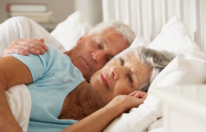 Los cambios asociados al envejecimiento conllevan una reducción del tiempo de sueño. Foto: Shutterstock