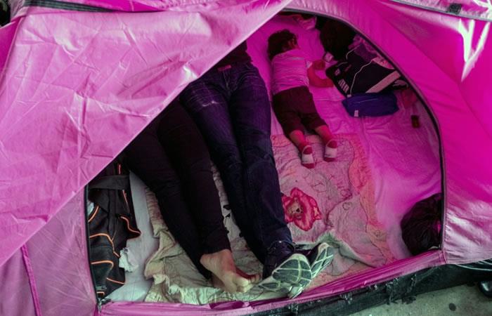 Miembros de la familia Méndez de El Salvador, que busca asilo, descansan en su tienda en el refugio de migrantes Juventud 2000, en Tijuana, México. Foto: AFP