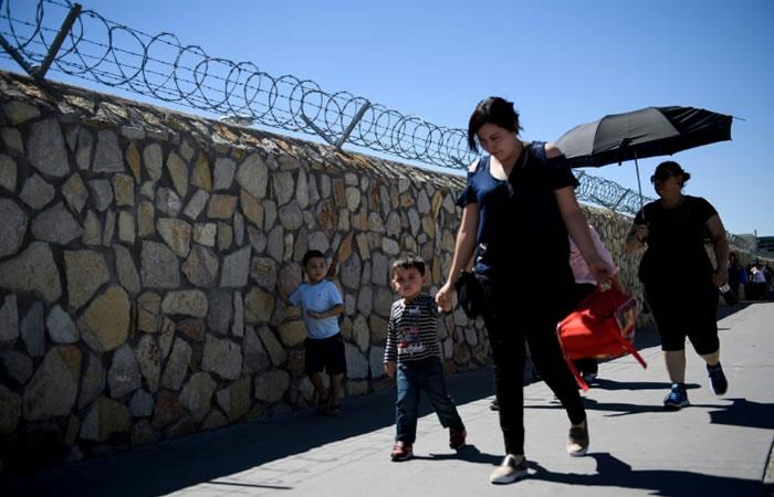 Viajeros procedentes de México cruzan el puente internacional Paso del Norte para ingresar a Estados Unidos en El Paso, Texas. Foto: AFP