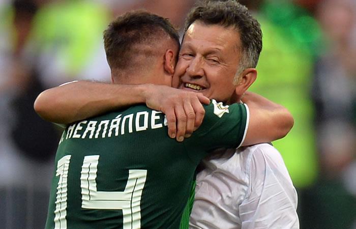 'Chicharito' Hernández abraza a Juan Carlos Osorio tras la victoria. Foto: EFE