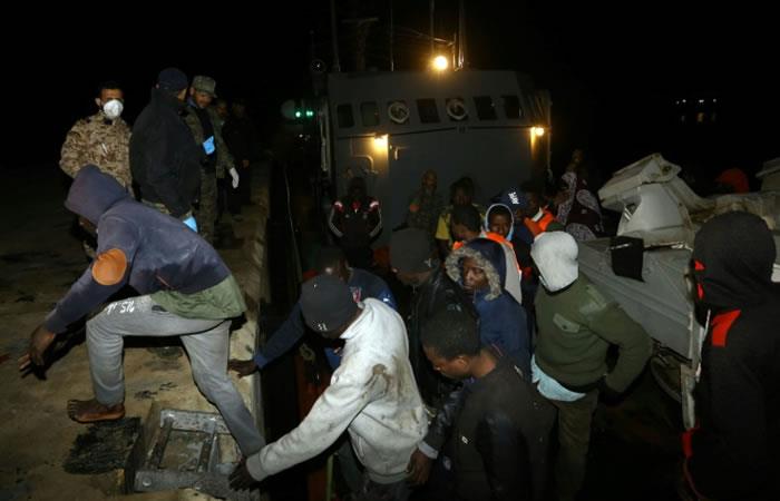 Un grupo de migrantes desembarca en una base naval de Trípoli el pasado 31 de enero tras ser rescatados frente a la costa de Libia. Foto: AFP