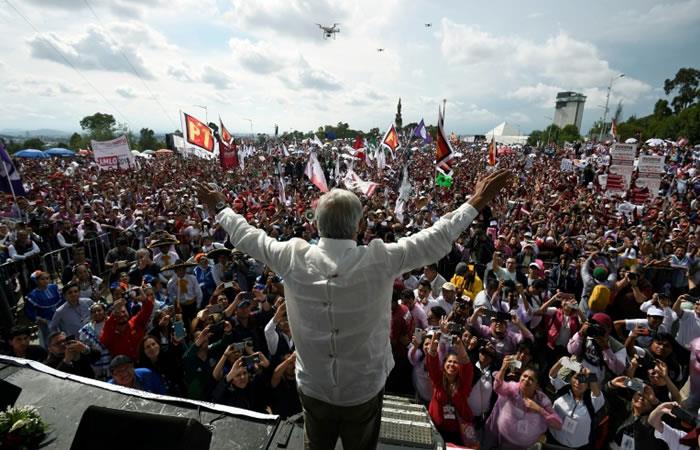 El candidato presidencial mexicano Andrés Manuel López Obrador saluda a seguidores en un mitin en Puebla. Foto: AFP