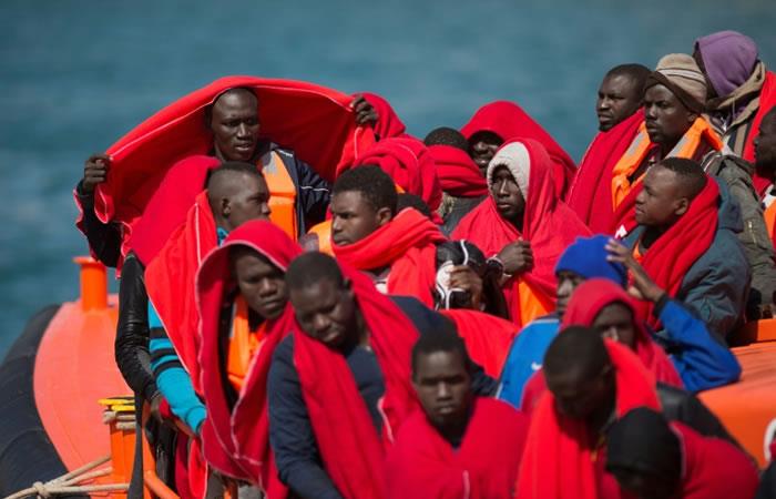 Migrantes cubiertos con mantas proporcionadas por la Cruz Roja llegan a Malaga (España) a bordo de un barco de los guardacostas españoles que los socorrió. Foto: AFP