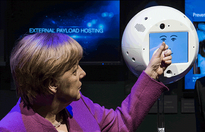 Canciller alemana Angela Merkel y CIMON. Foto: AFP