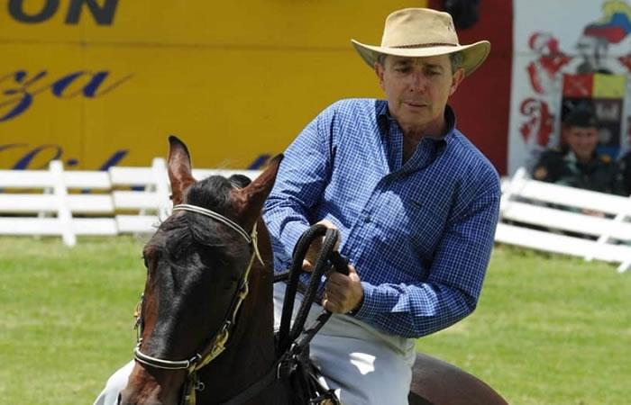Álvaro Uribe se cayó de un caballo y está en observación en un clínica de Montería. Foto: AFP