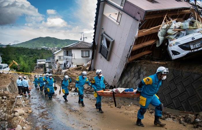 Equipos de rescate en una calle en Kumano, afectada por las lluvias excepcionales que han devastado el oeste de Japón. Foto: AFP