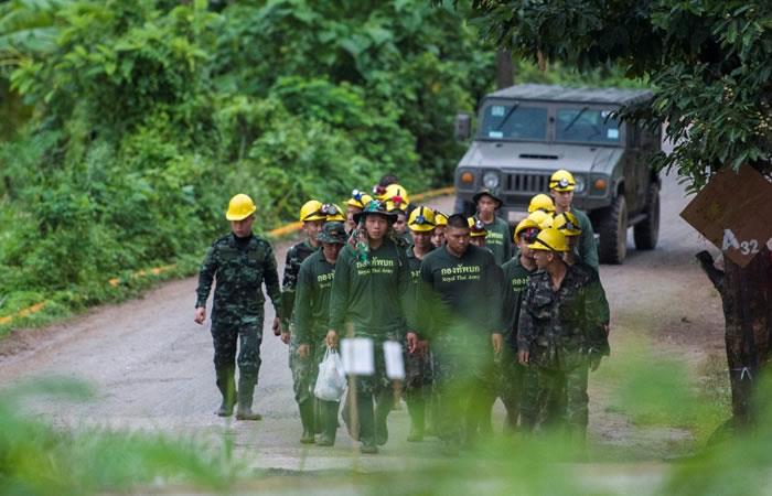 Soldados tailandeses al salir de la cueva de Tham Luang mientras prosiguen las labores de rescate de los niños. Foto: AFP