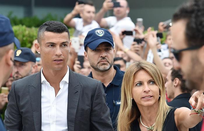 Cristiano Ronaldo (i), a su llegada al J Medical, la clínica de propiedad del Juventus. Foto: EFE