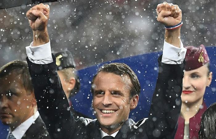 El presidente francés Emmanuel Macron celebra la victoria de Francia en el Mundial. Foto: AFP