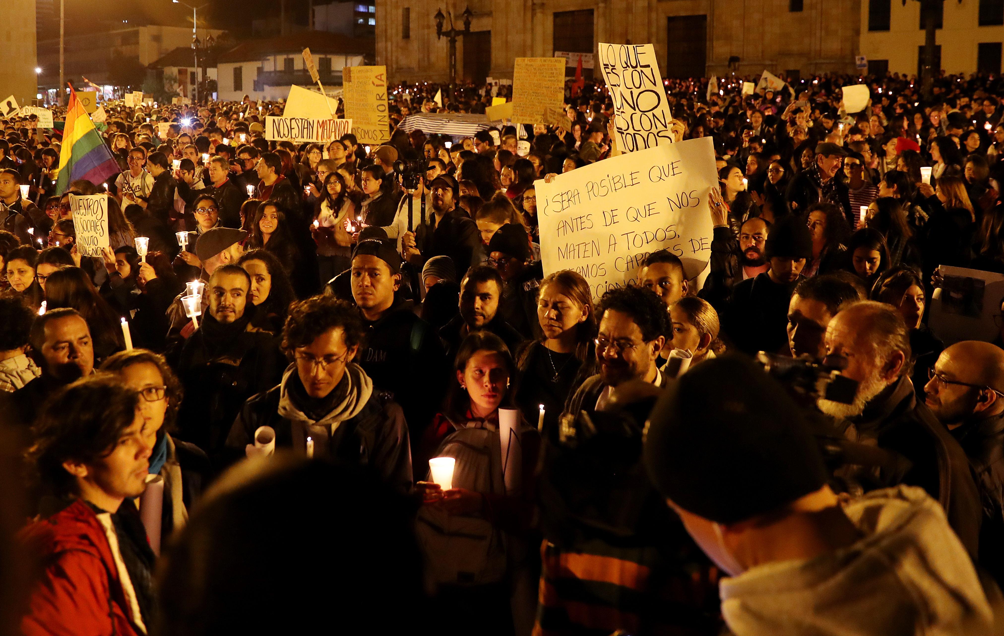 Colombianos encendieron una vela por los líderes sociales asesinados. Foto: EFE