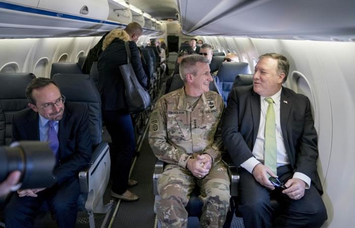 El secretario de Estado, Mike Pompeo, habla con el general John Nicholson, dentro de un un avión en una base aérea, en Afganistán. Foto: AFP