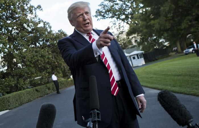 Donald Trump mantiene una relación tensa con los medios de comunicación estadounidenses, a los que acusa de publicar noticias falsas ("fake news") en su contra. Foto: AFP