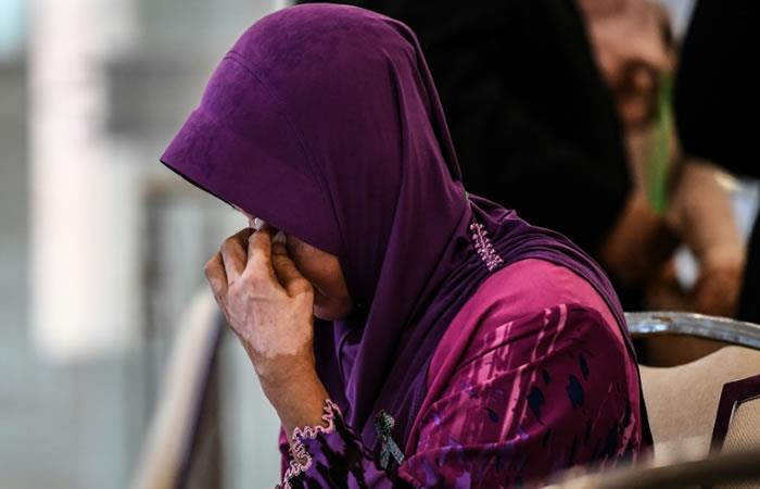 Sarah Nor, la madre del pasajero del vuelo MH370 de Malaysia Airlines Norliakmar Hamid, llora en Putrajaya, Malasia, el 30 de julio de 2018. Foto: AFP