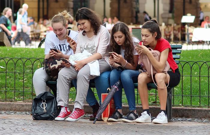 Francia prohíbe a alumnos usar celular en las escuelas. Foto: Pixabay